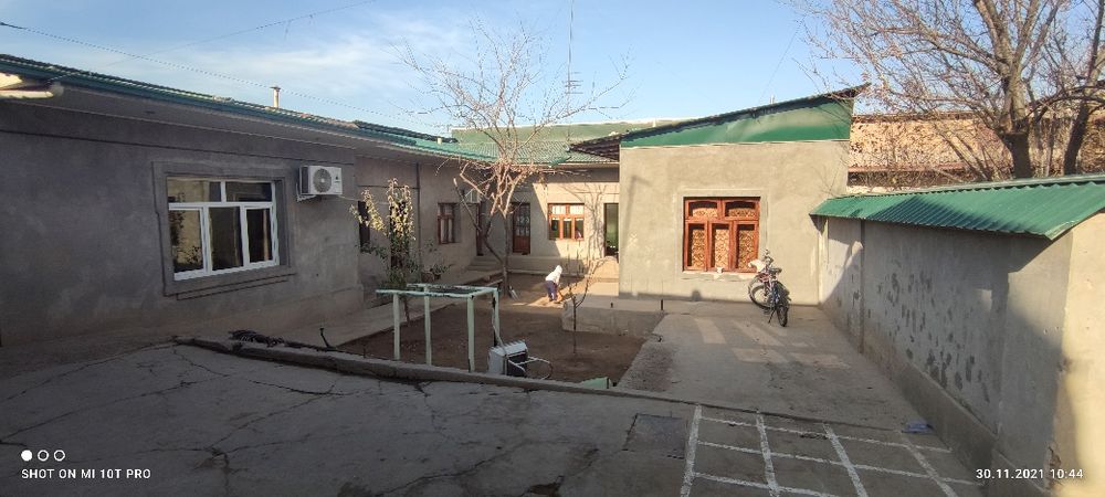 Uy sotiladi TAQACHIDA kotta yo'l yuzida. Nejiloy uchun qulay varyant