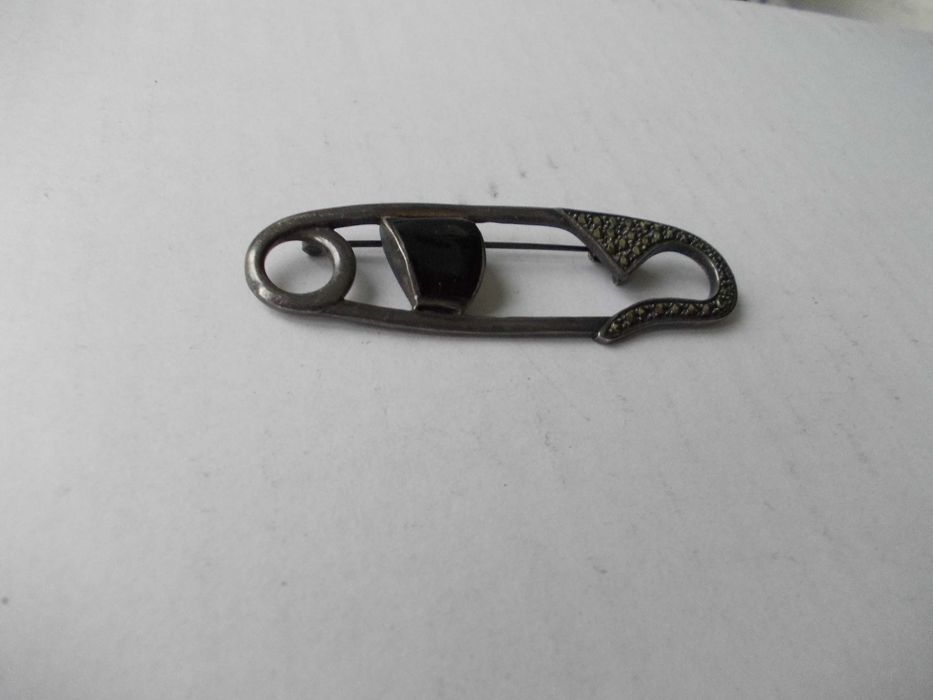 Brosa veche din argint cu onyx si markasite