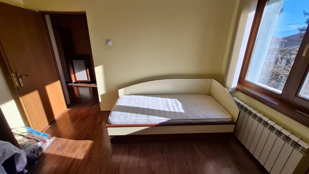 Две единични легла с матраци и механизъм