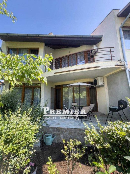 Продава се напълно оборудвана и обзаведена двуетажна къща