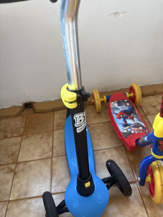 2 trotinete aproape noi
