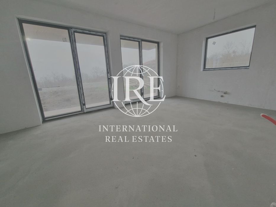 Нова двуетажна къща с впечатляваща панорамна гледка към езерото и гра