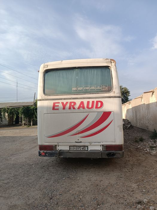 Mercedes bens avtobus sotiladi