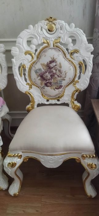 Продам массивные   стулья