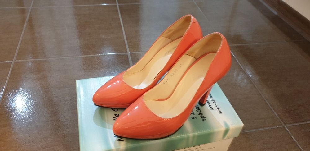 De vanzare pantofi din piele naturala