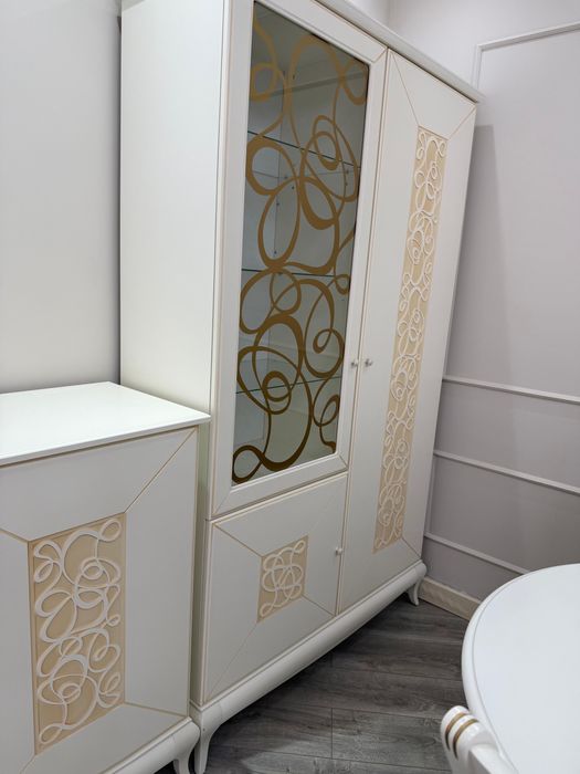 Шкаф витрина в гостиную