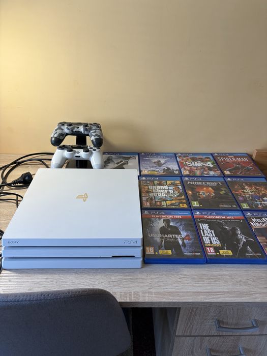 ДОГОВАРЯЕМ  PS4 Pro Glacier White 1 TB + 2 оригинални DualShock4 контролера със зареждаща стойка, игри по желание
