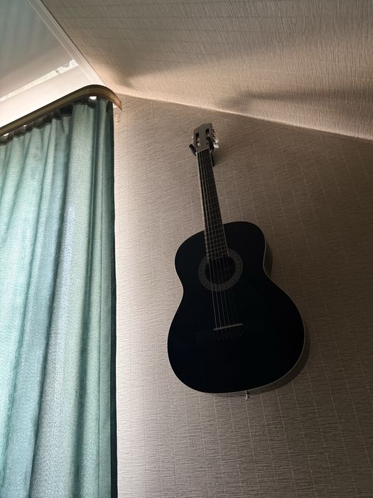 Продам гитару 6 струн