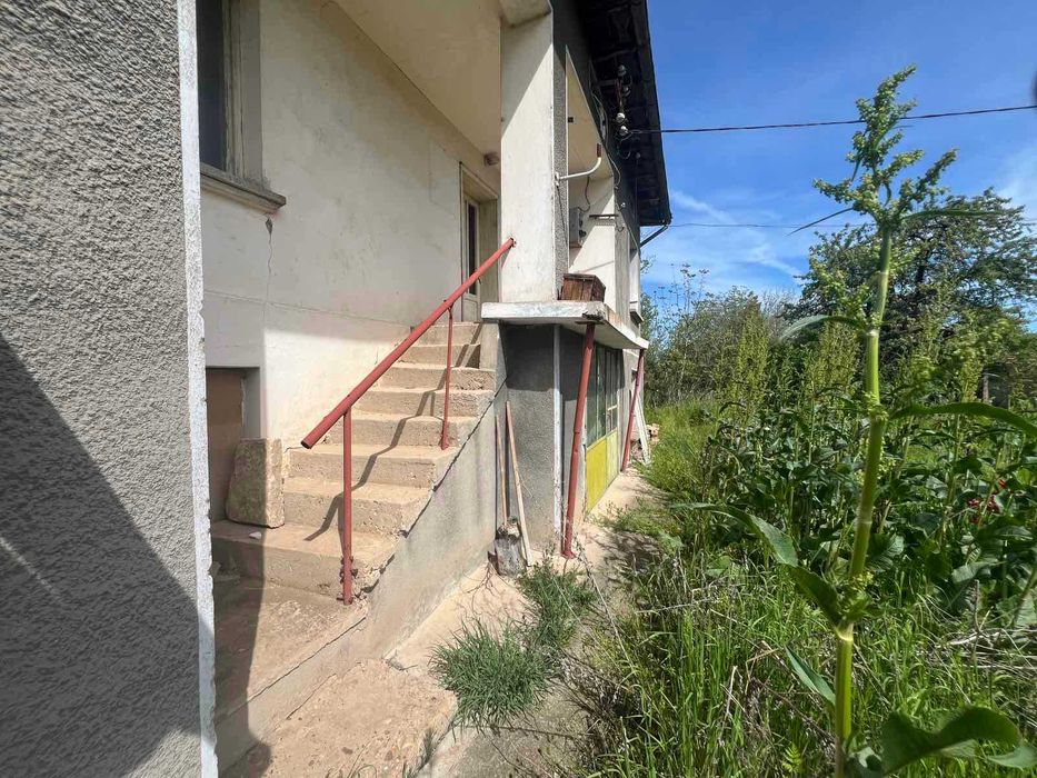 Къща за продажба в с. Патреш