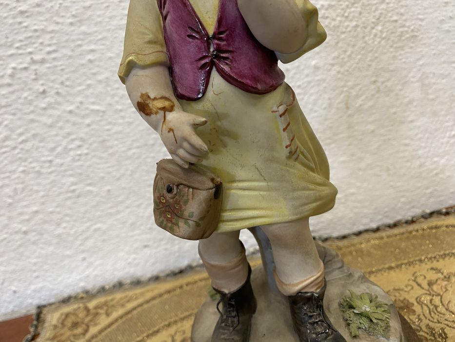 Стара италианска фигура от порцелан .