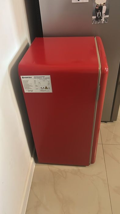 Vând mini frigider vortex
