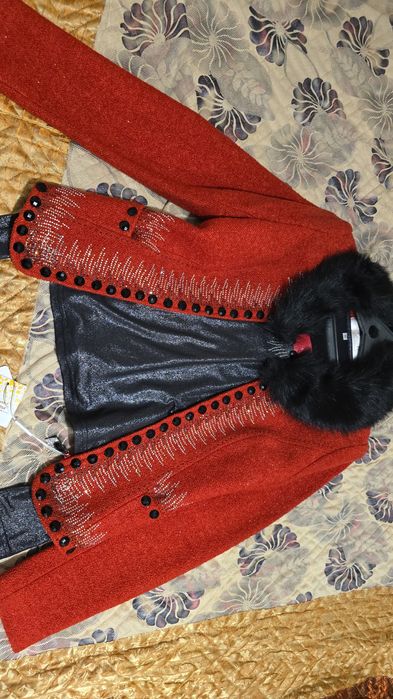 Пиджак с кофточкой со стразами