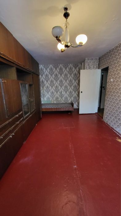 Стенка коричнего цвета