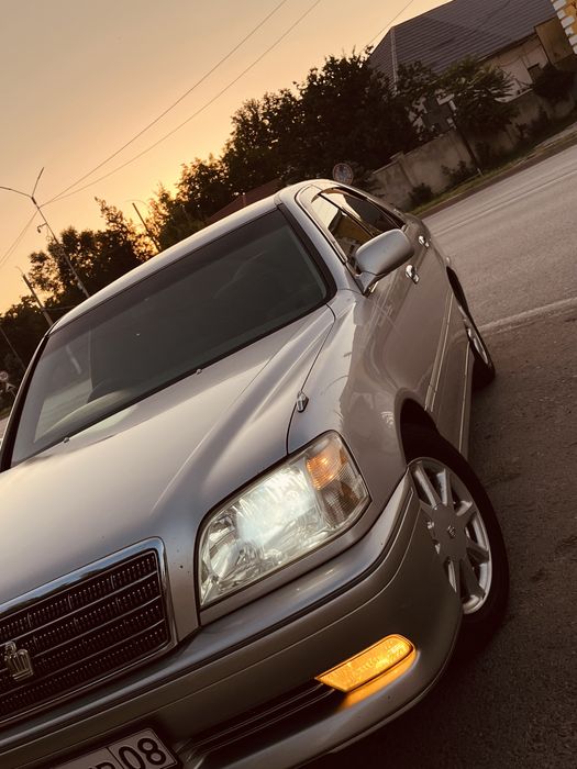 Toyota crown 2003год