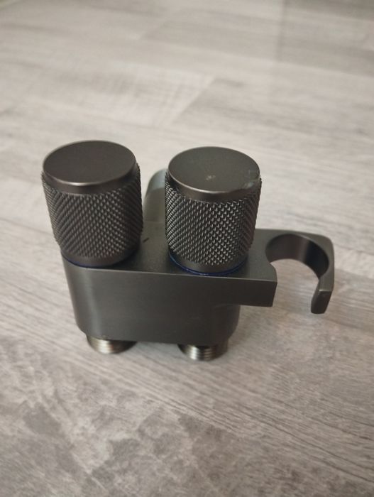 Угловой запорный кран с двумя выходами (чёрный матовый)