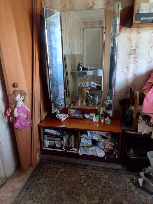 Продам трюмо и полки