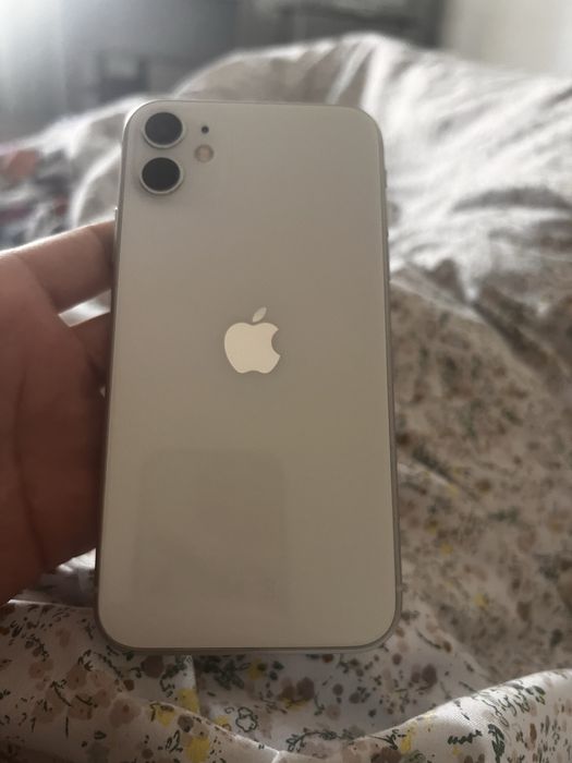 Айфон 11 белый..