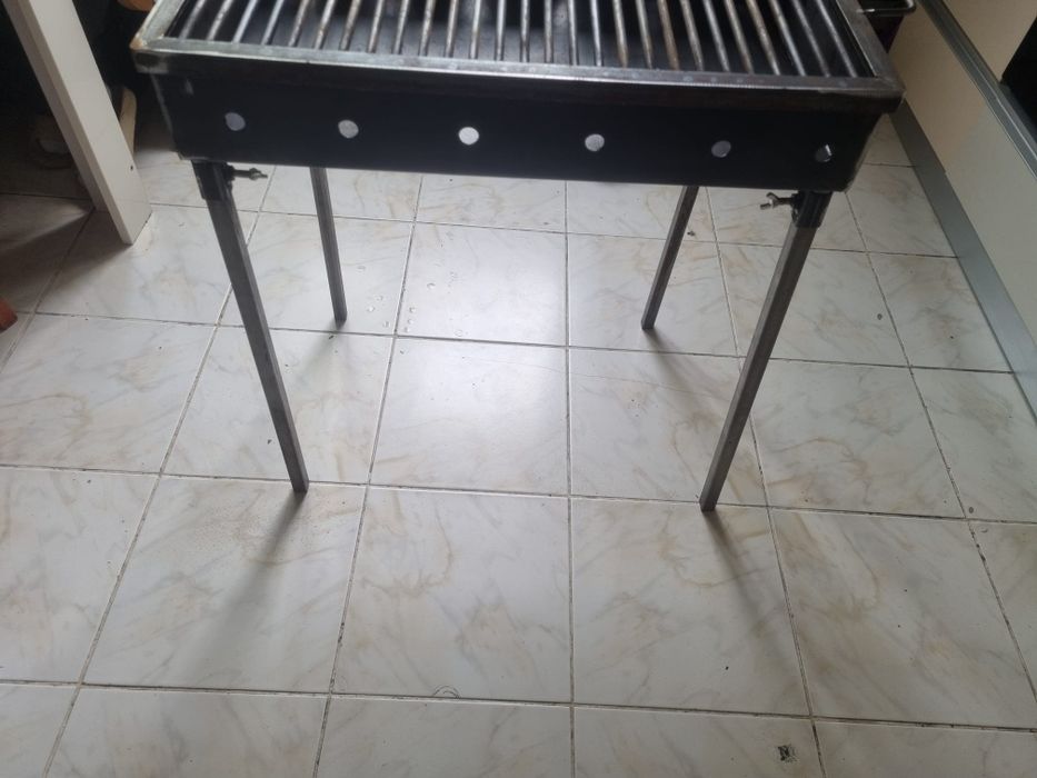 Vând grătar din oțel