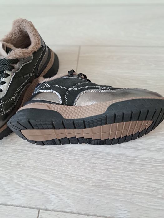 Женские зимние кроссовки