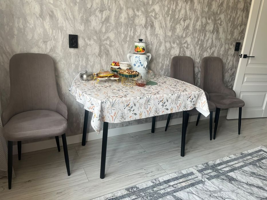 Продаётся кухонный стол и стулья