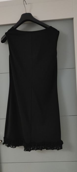 Rochie neagra scurta.