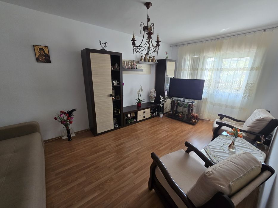 PF vând ap 3 camere ultracentral Tg.Cucu