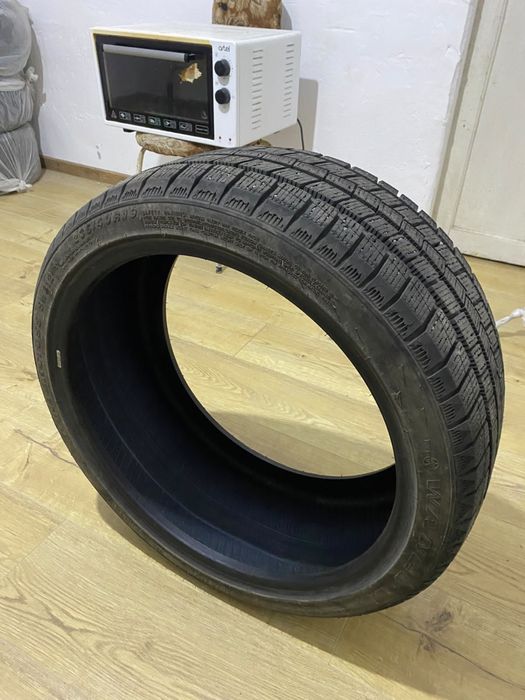 Продам Зимние шины 235/40/19