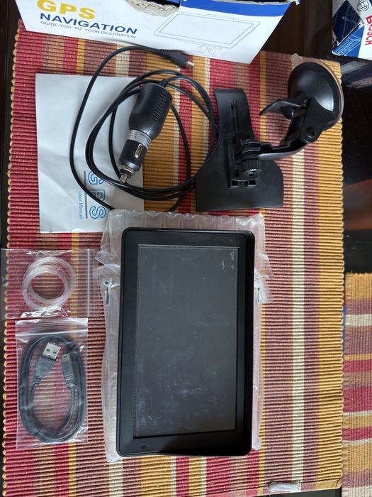 GPS навигация 256 + 8GB , за коли и камиони. Зрядно за запалка и стойка.