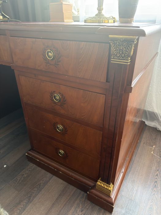 Продам шикарный гарнитур для кабинета