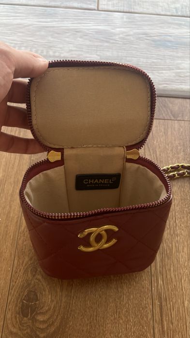 Продаестя сумочка из CHANEL оригинал