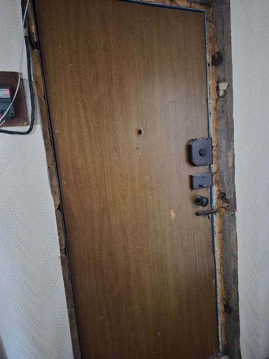 Продам железную дверь