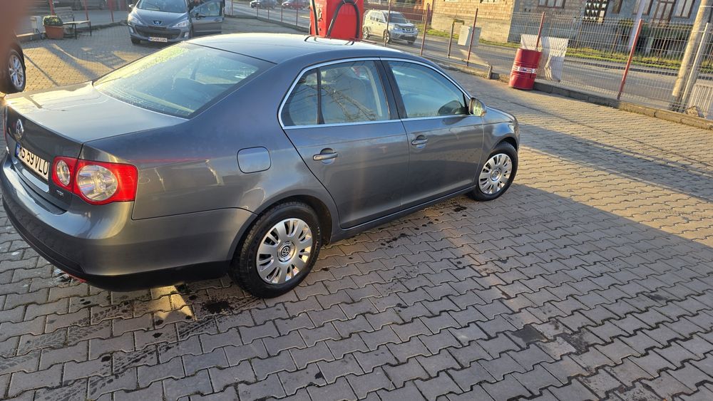 Vând Volkswagen jetta 1.9 tdi.