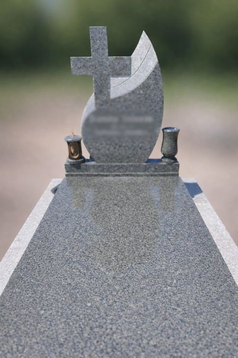 Monumente funerare din granit