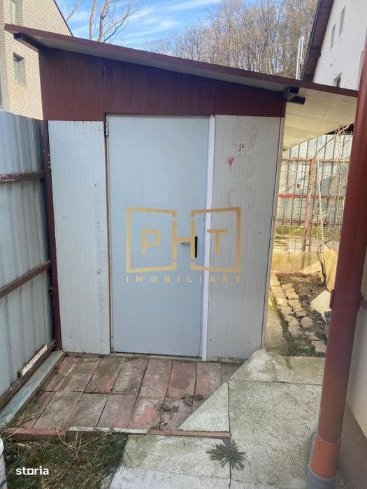 Casa cu 6 camere, 240 mp utili, 3 bai, curte 100 mp, panouri fotovolta