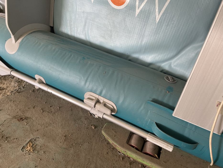 Продавам лодка гумена малка за двама човека с гребла