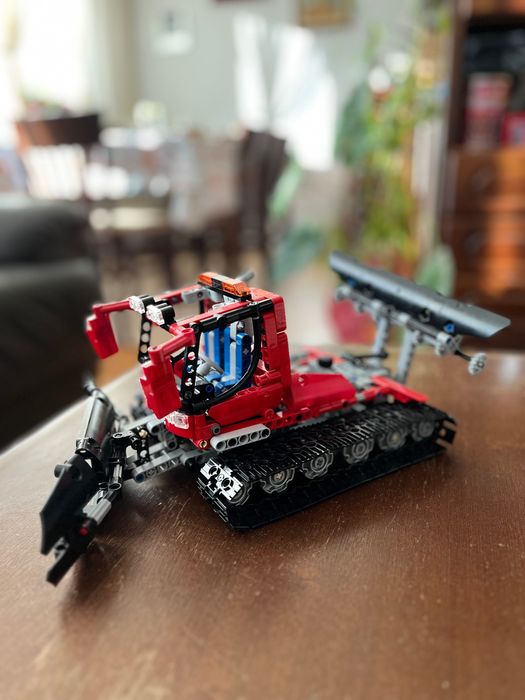 Продавам два стари Lego Technic модела