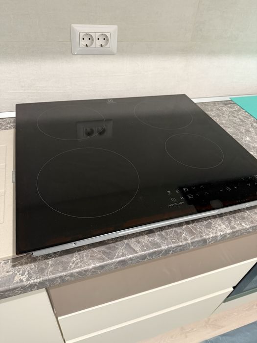 Noua in garantie! Plita incorporabila Electrolux, LIR60430, Inductie