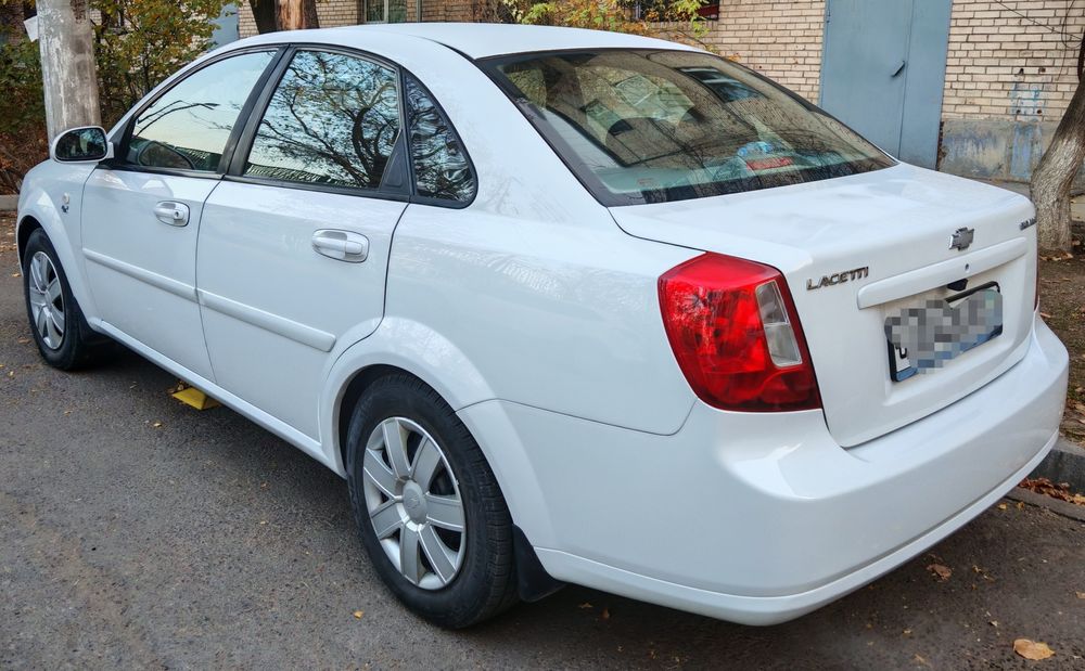 Lacetti 1.6   3-позиция 2013 год. Белая. В отличном  состоянии