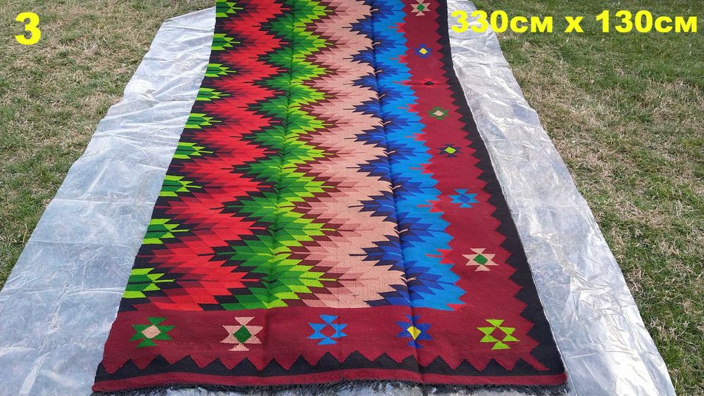 Битови черги и килими, ръчно тъкани.