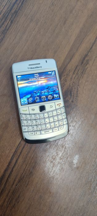 Телефон BlackBerry 9700