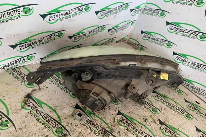 Far stanga Ford Focus prima generatie