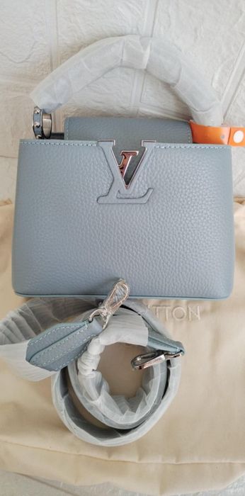 Светло синя baby blue Louis V