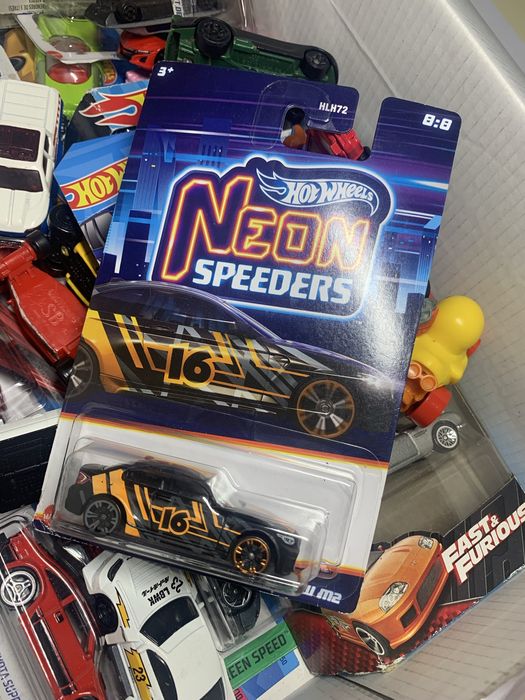 Продам коробку с машинками