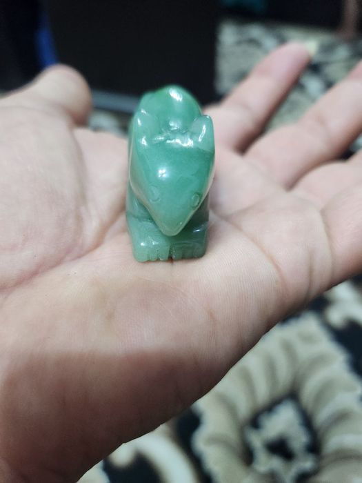 Нефритовая фигурка