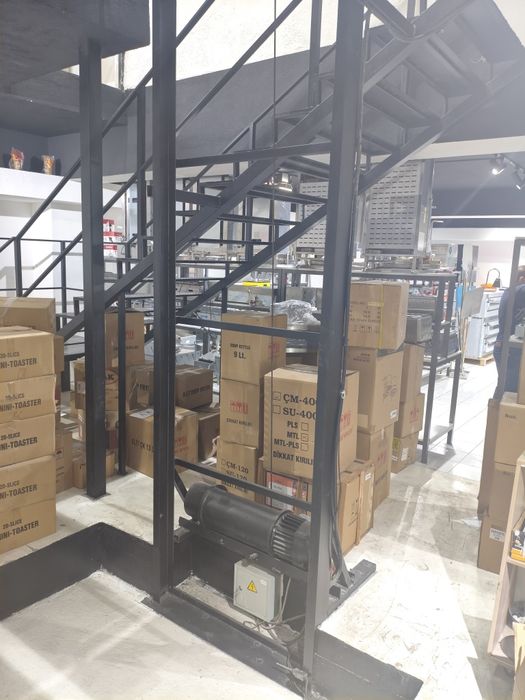 Gruzavoy lift Metal konstruksiya .