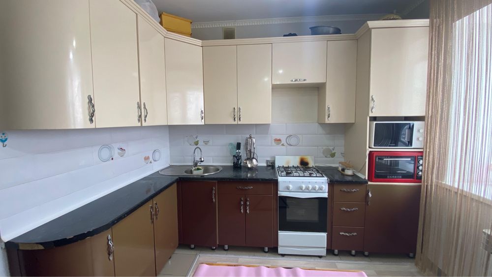 Продам кухонный горнитуру.