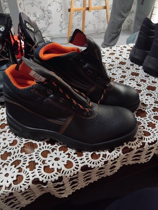 Продавам работни обувки  нови зимни