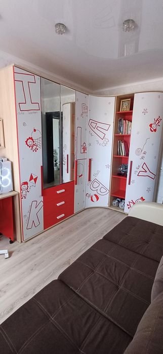 Продам  отличный вместительный угловой шкаф и компьютерный стол с полк