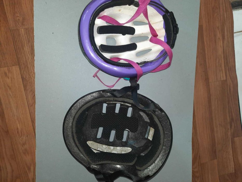 две каски за велосипеди Едната е доста запазена Внос от Англия