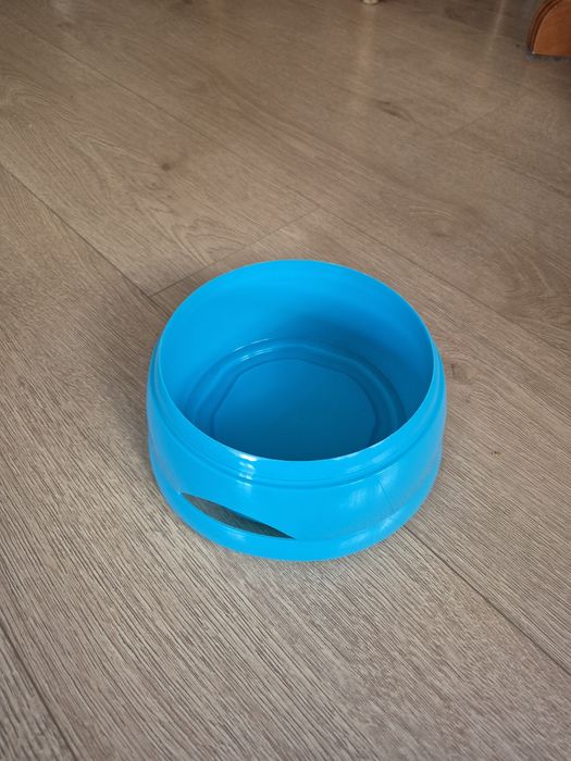 Котешка тоалетна и купички